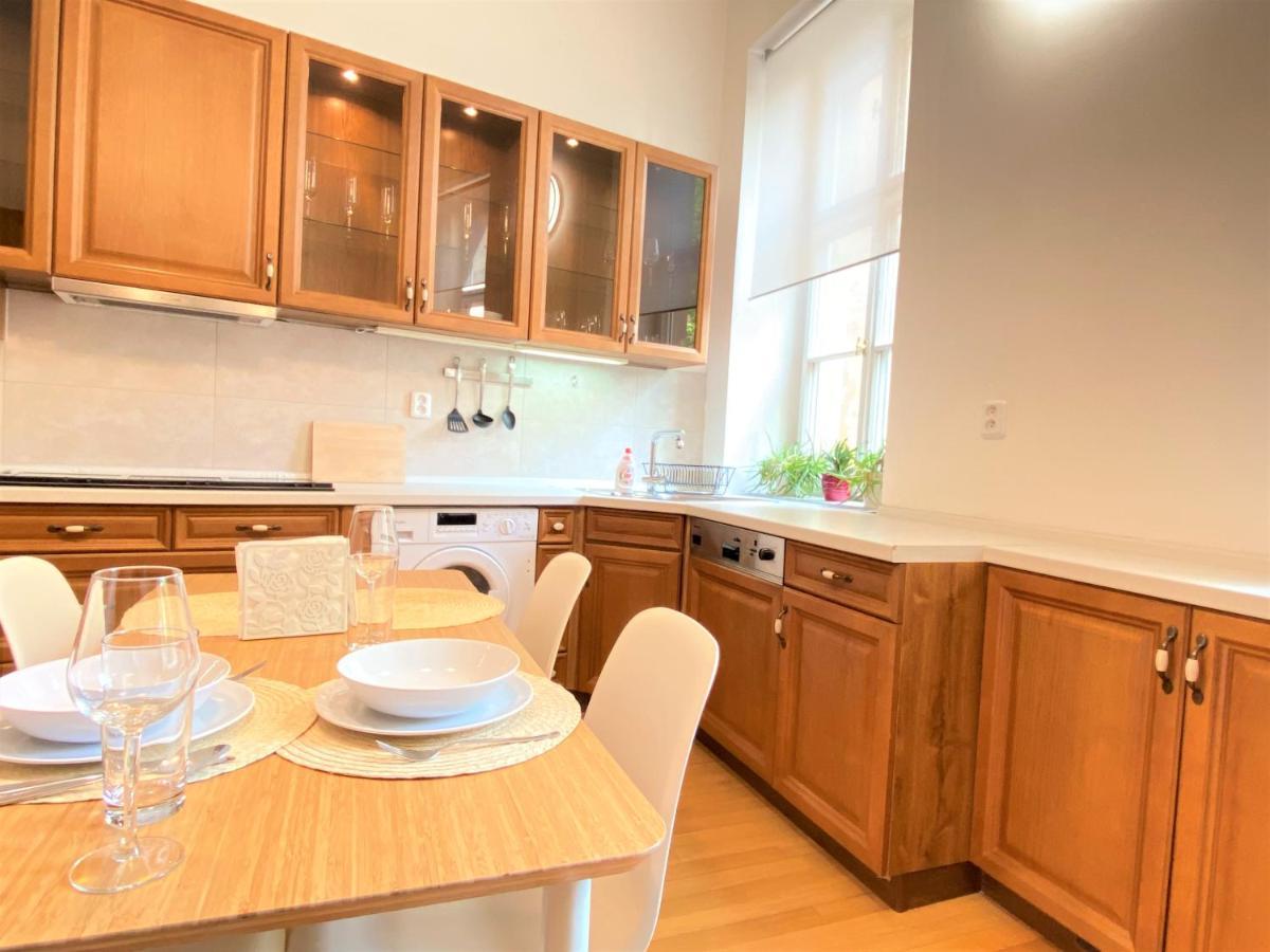 Black Eagle Apartment *